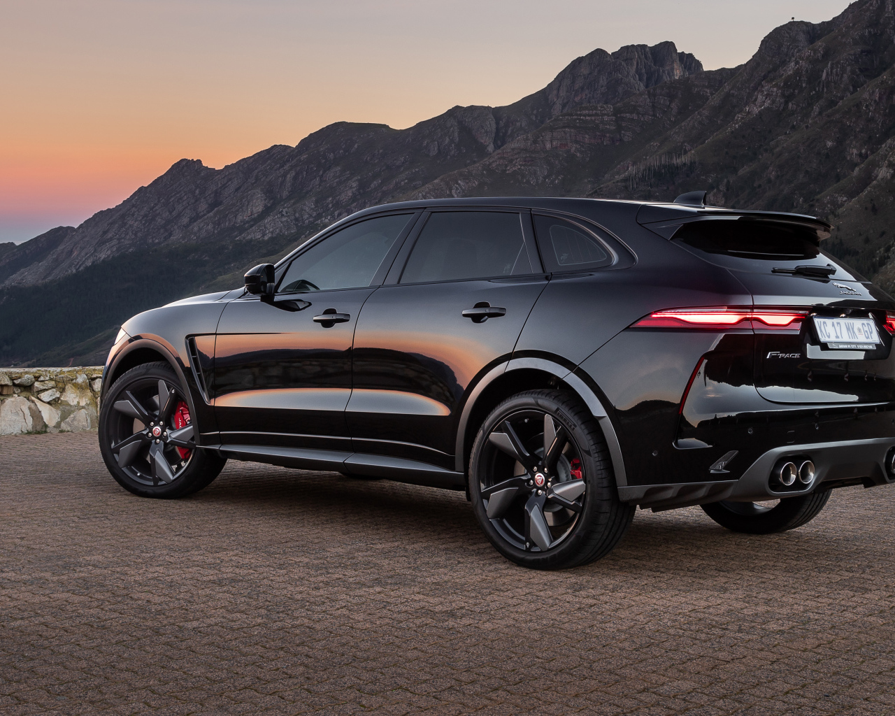 Внедорожник Jaguar F-Pace SVR 2021 года вид сзади