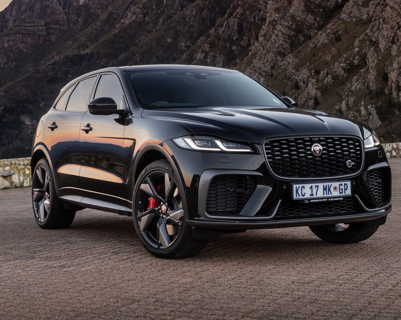 Черный Jaguar F-Pace SVR 2021  года на фоне гор