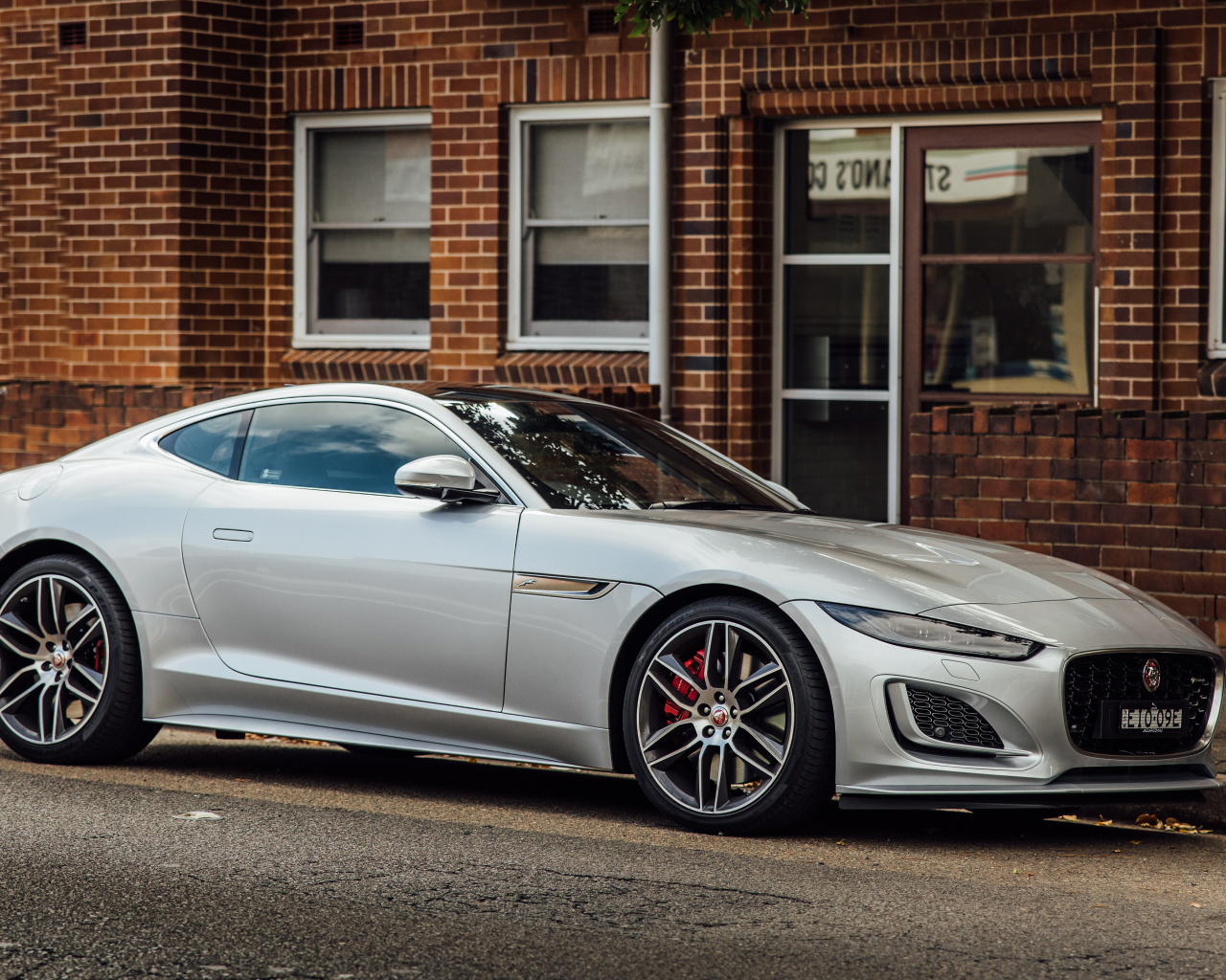 Серый автомобиль Jaguar F-Type P380, у стены