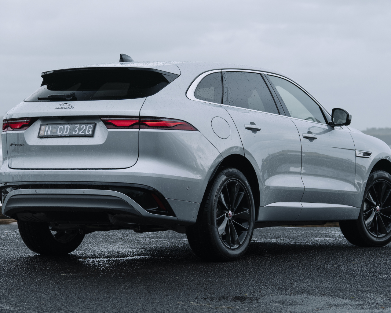 Автомобиль Jaguar F-Pace P250 R-Dynamic, 2021 года вид сзади