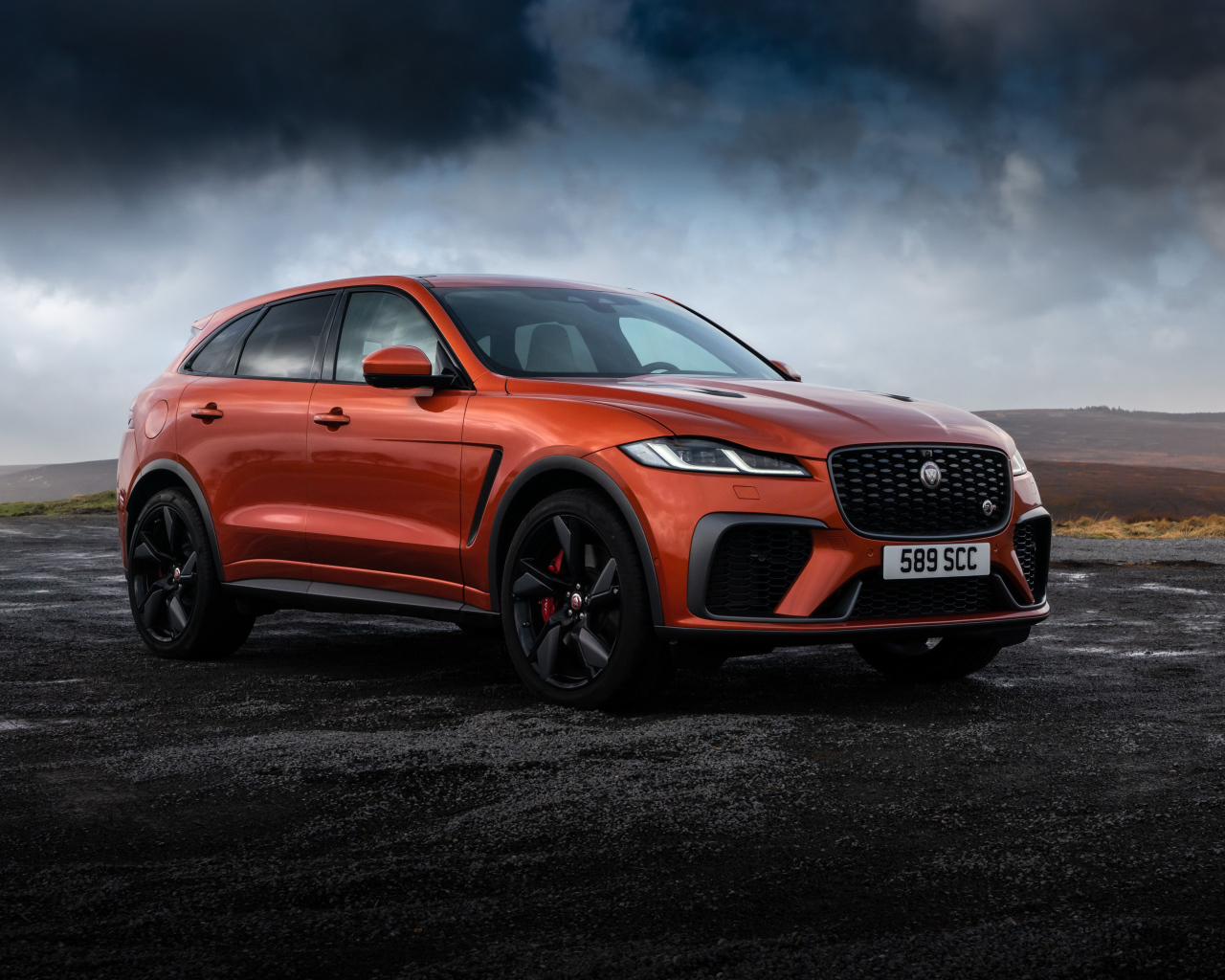 Автомобиль Jaguar F-Pace SVR на фоне грозового неба