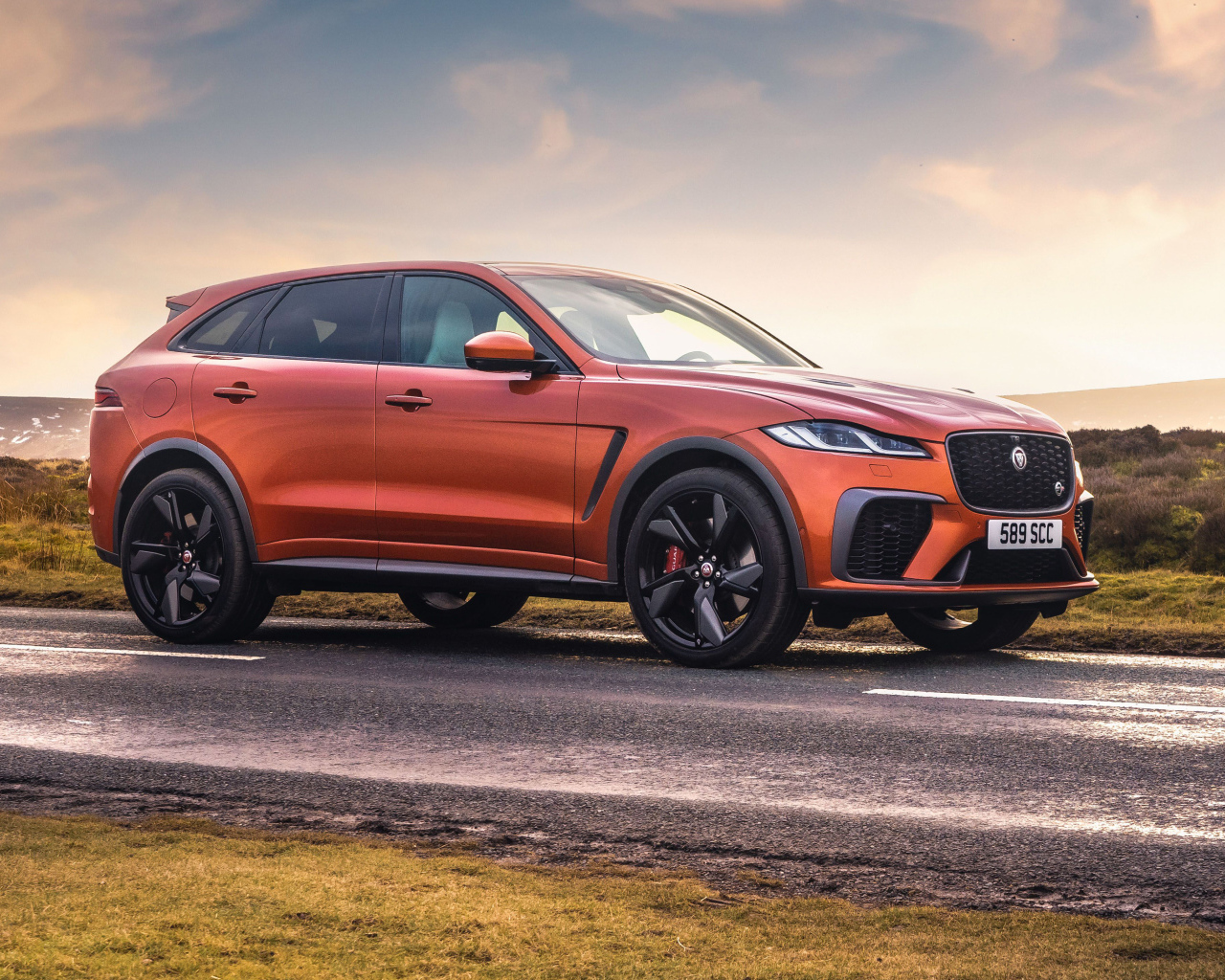 Кроссовер Jaguar F-Pace SVR на дороге