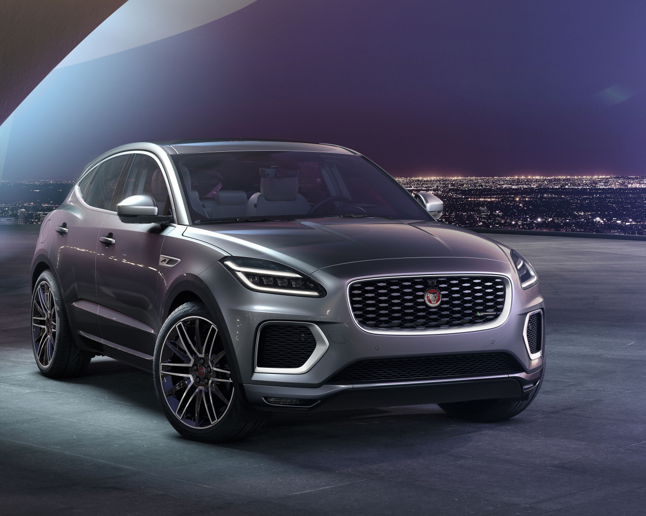 Стильный автомобиль Jaguar E-Pace R-Dynamic 2021 года на фоне города