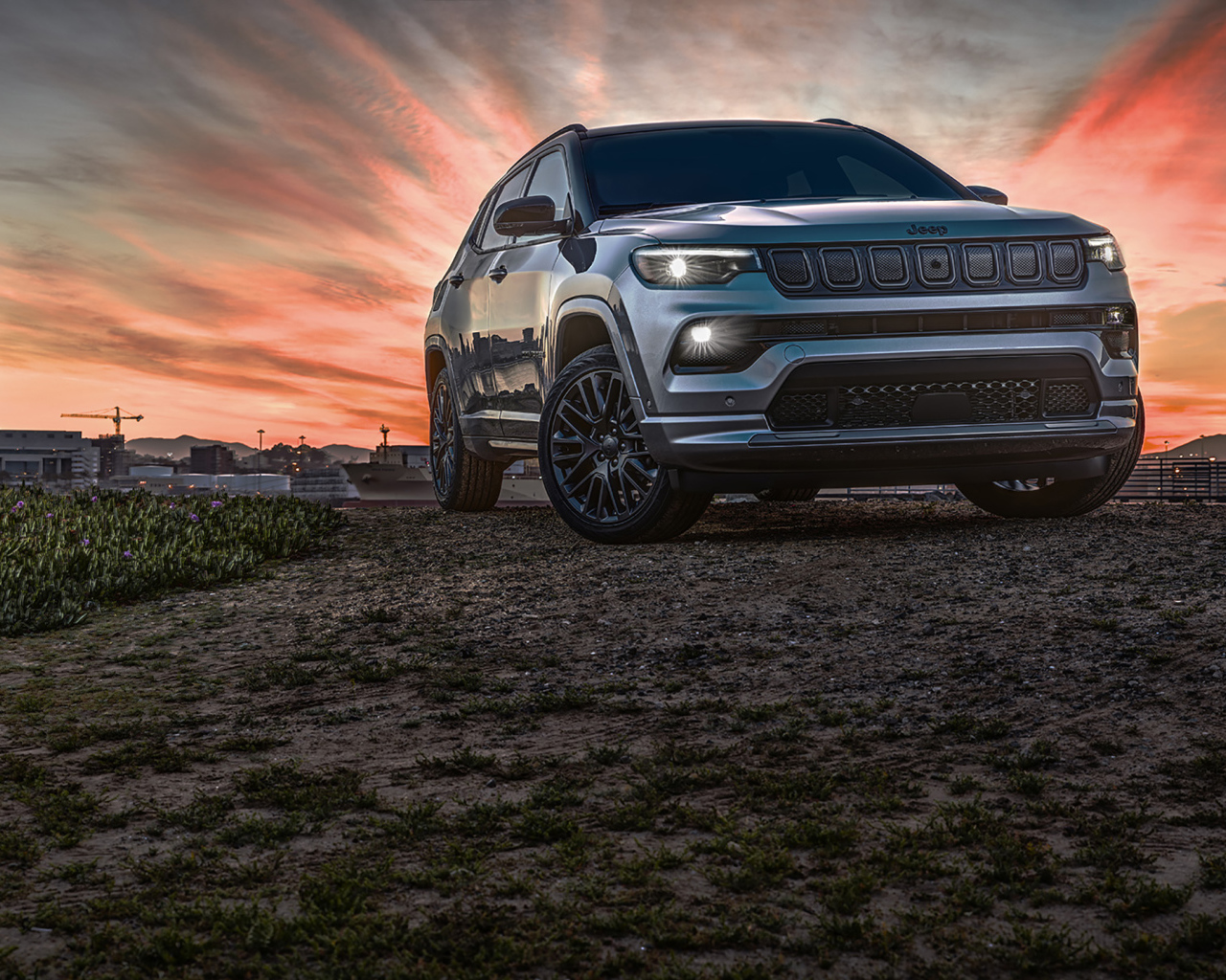 Внедорожник Jeep Compass High Altitude, 2021 года на фоне заката
