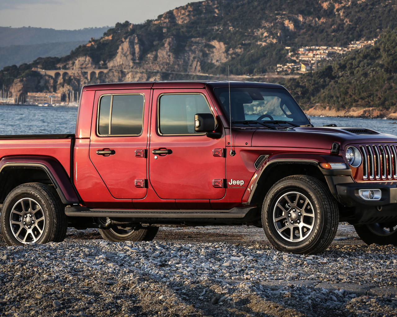 Пикап Jeep Gladiator 80th Anniversary 2021 года у воды