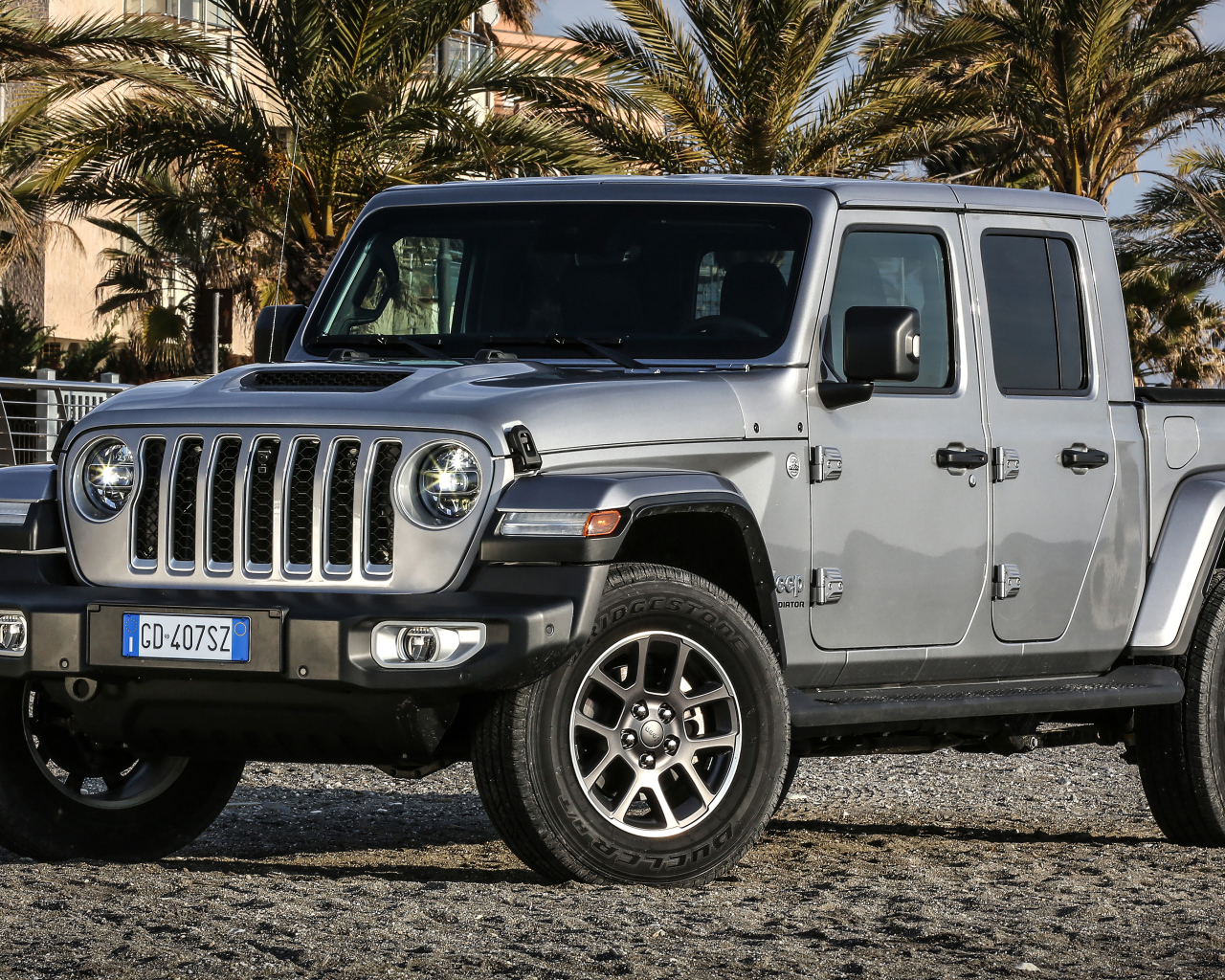 Серебристый пикап Jeep Gladiator Overland 2021 года