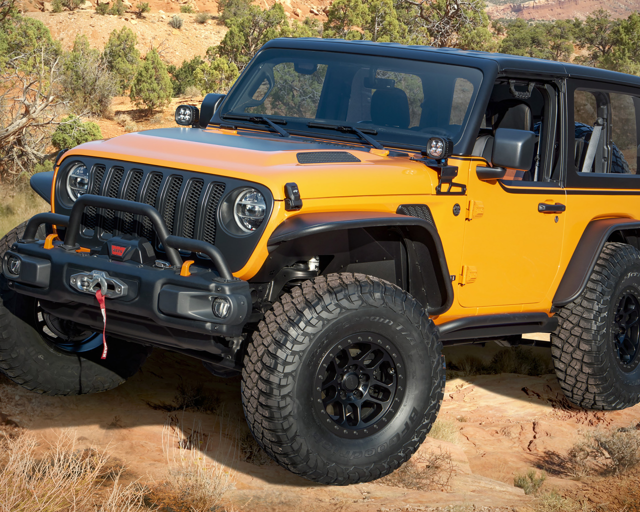 Внедорожник Jeep Orange Peelz 2021 года в горах