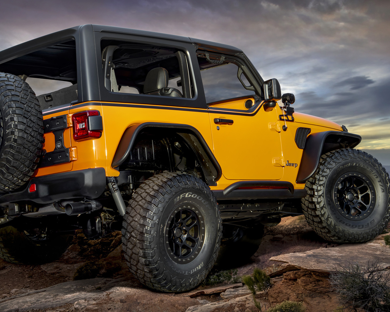 Внедорожник Jeep Orange Peelz 2021 года вид сзади