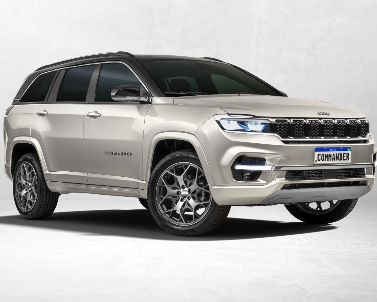 Серебристый внедорожник Jeep Commander Overland 2022 года