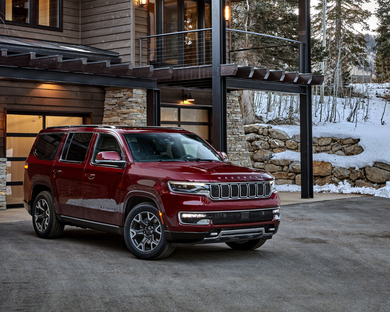 Внедорожник Jeep Wagoneer Series II Premium, 2022 года у дома зимой