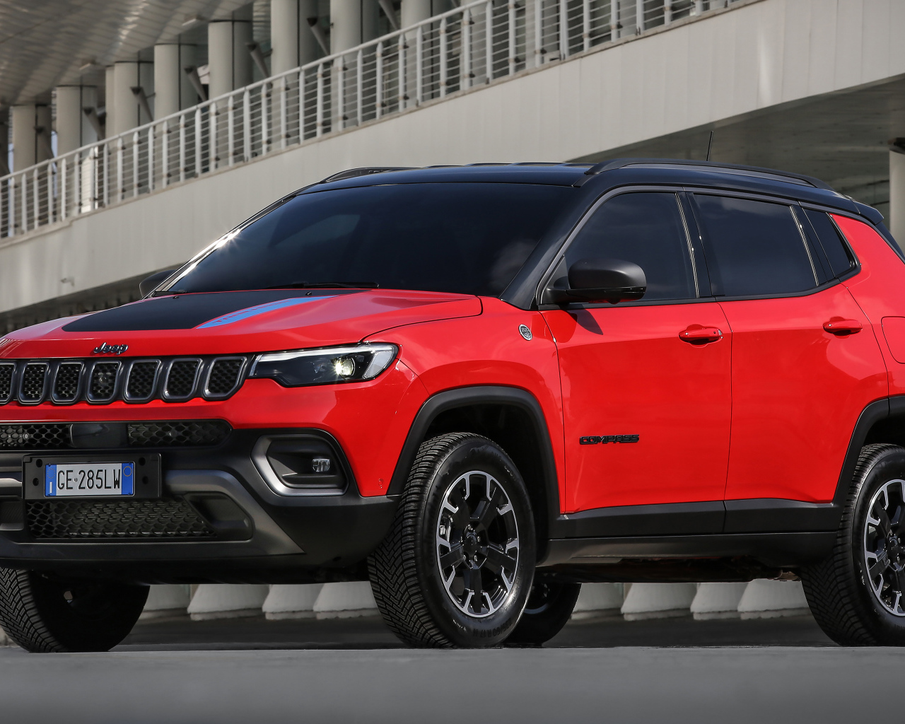 Красный Jeep Compass Trailhawk 4xe 2021 года