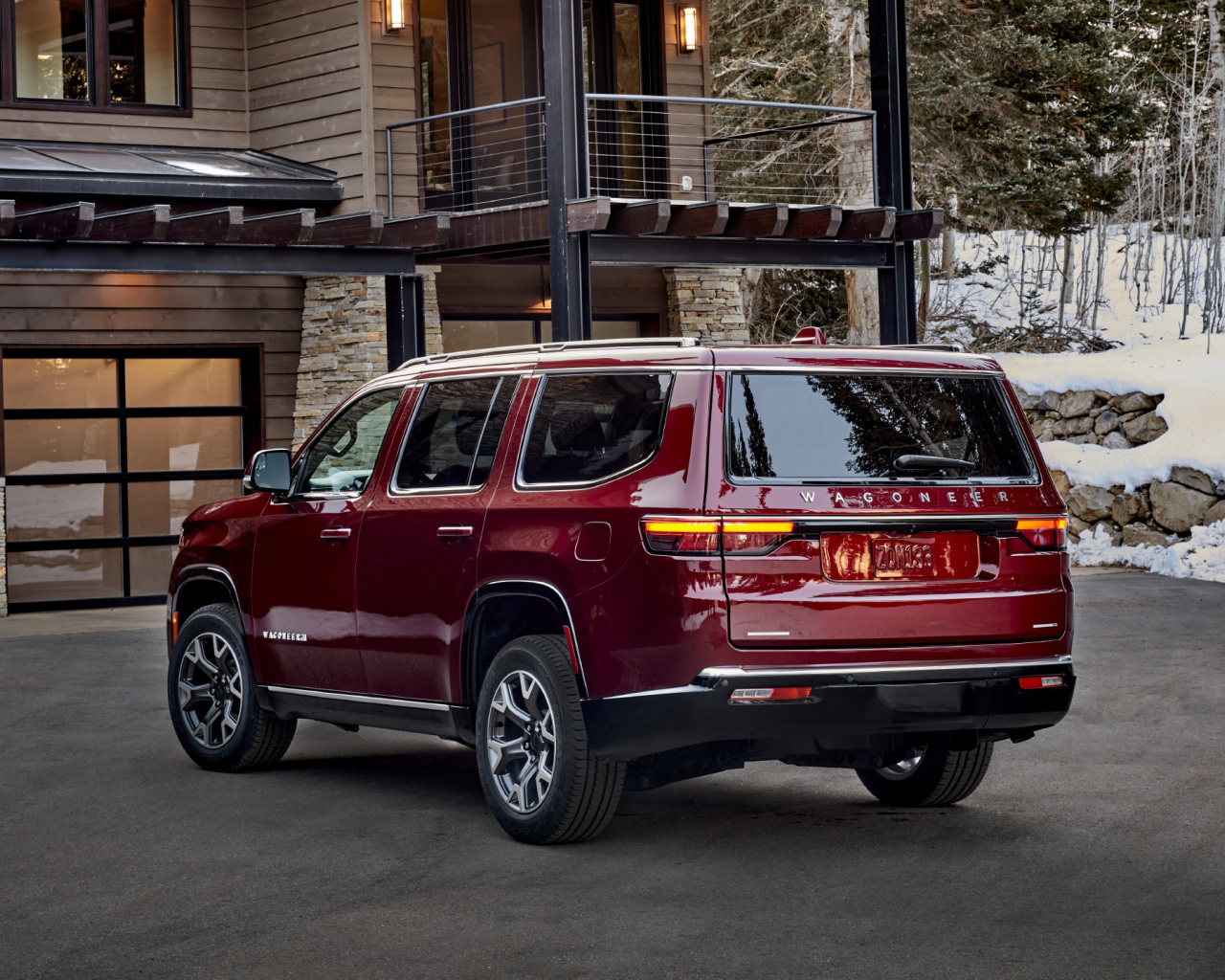 Красный внедорожник Jeep Wagoneer Series II Premium, 2022 года вид сзади