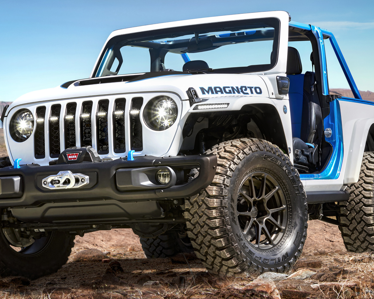 Спортивный Jeep Wrangler Magneto 2021 года в пустыне
