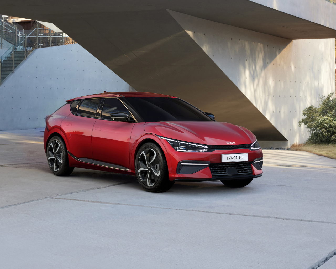 Красный автомобиль Kia EV6 GT Line 2021 года