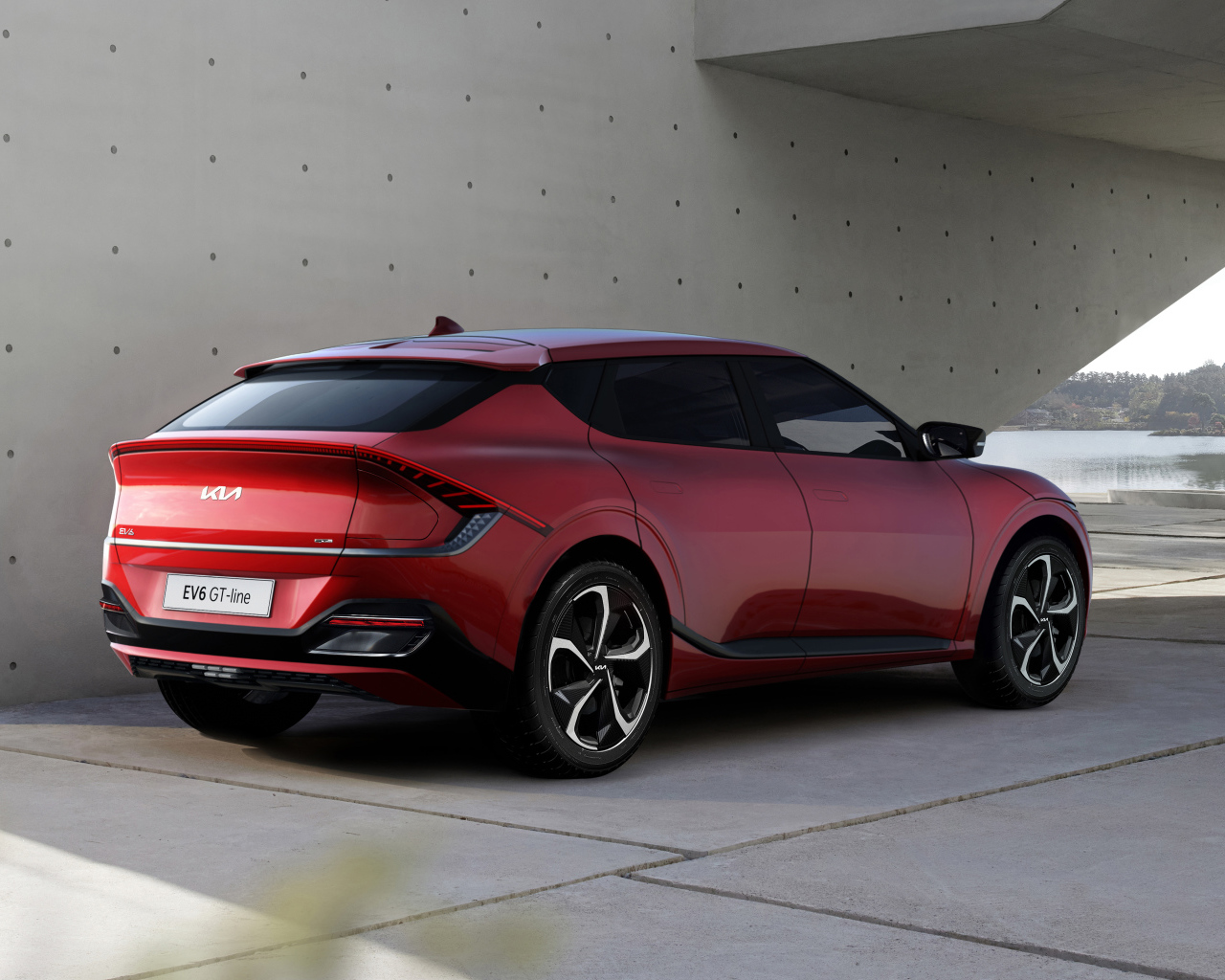 Автомобиль Kia EV6 GT Line 2021 года под мостом