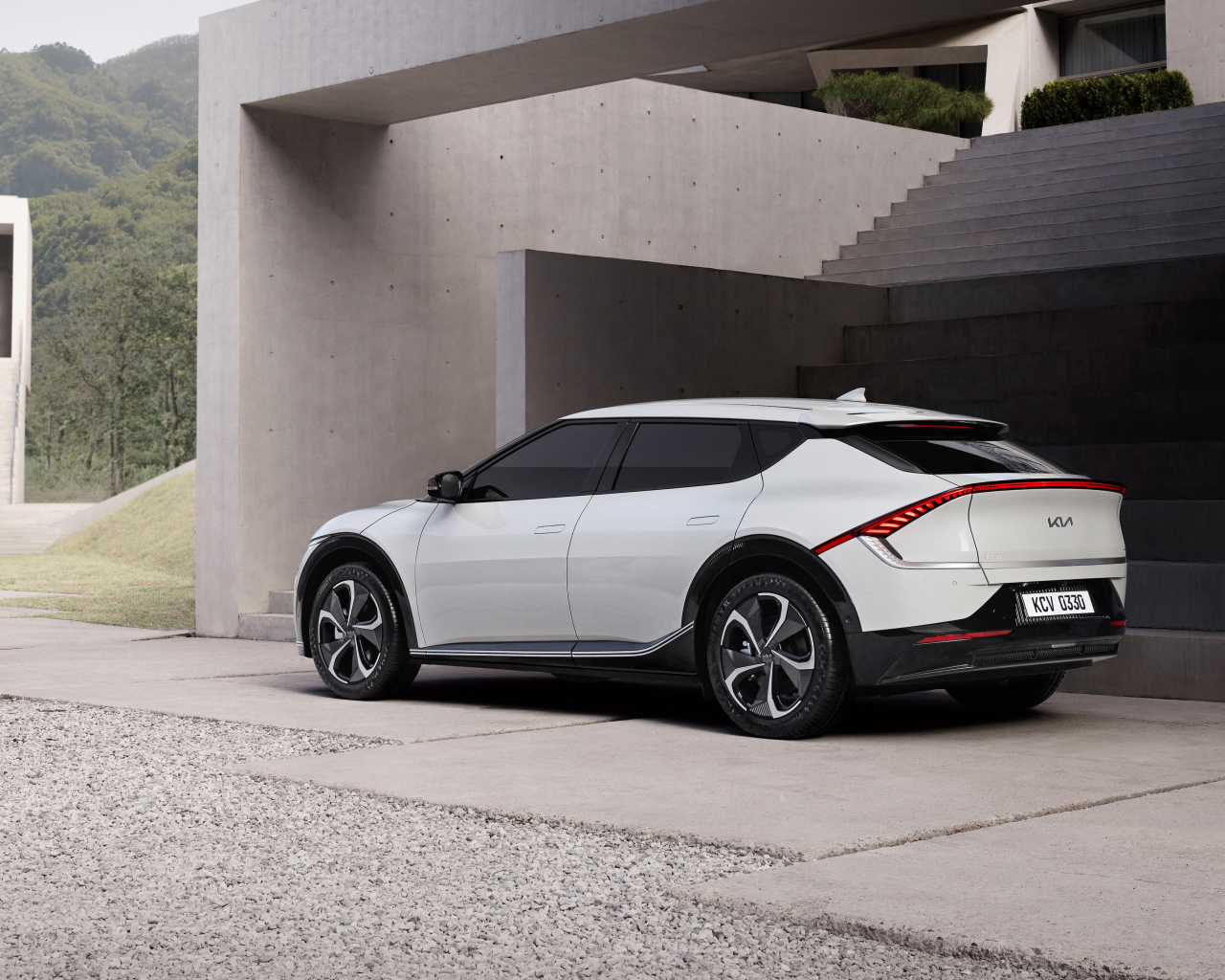 Белый кроссовер Kia EV6 2021 года вид сзади