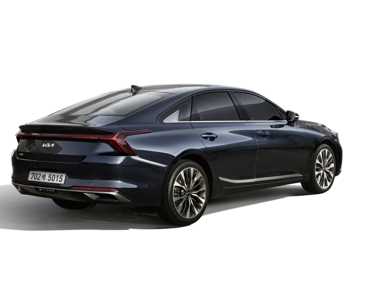 Черный автомобиль Kia K8 2021 года вид сзади