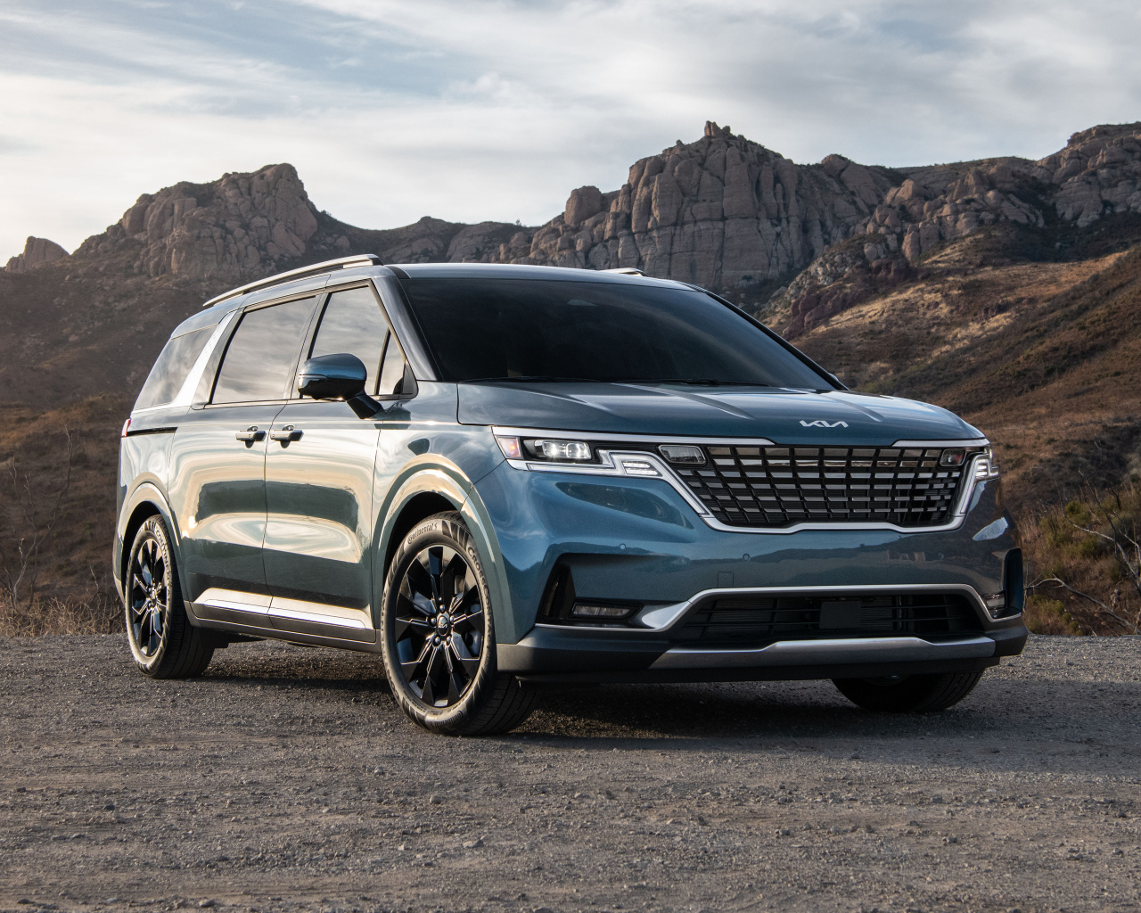 Внедорожник  Kia Carnival, 2022 года в горах