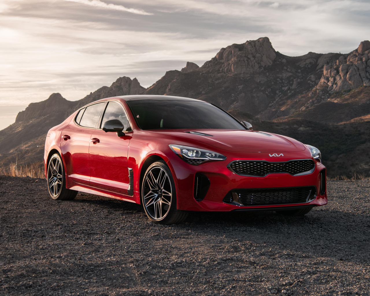 Красный автомобиль  Kia Stinger GT, 2022 года в горах