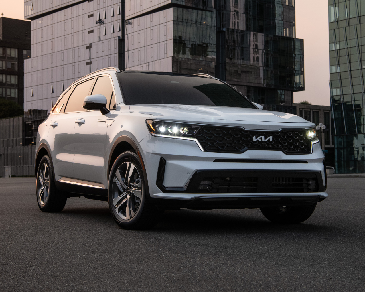 Белый автомобиль  Kia Sorento, 2022 года вид спереди