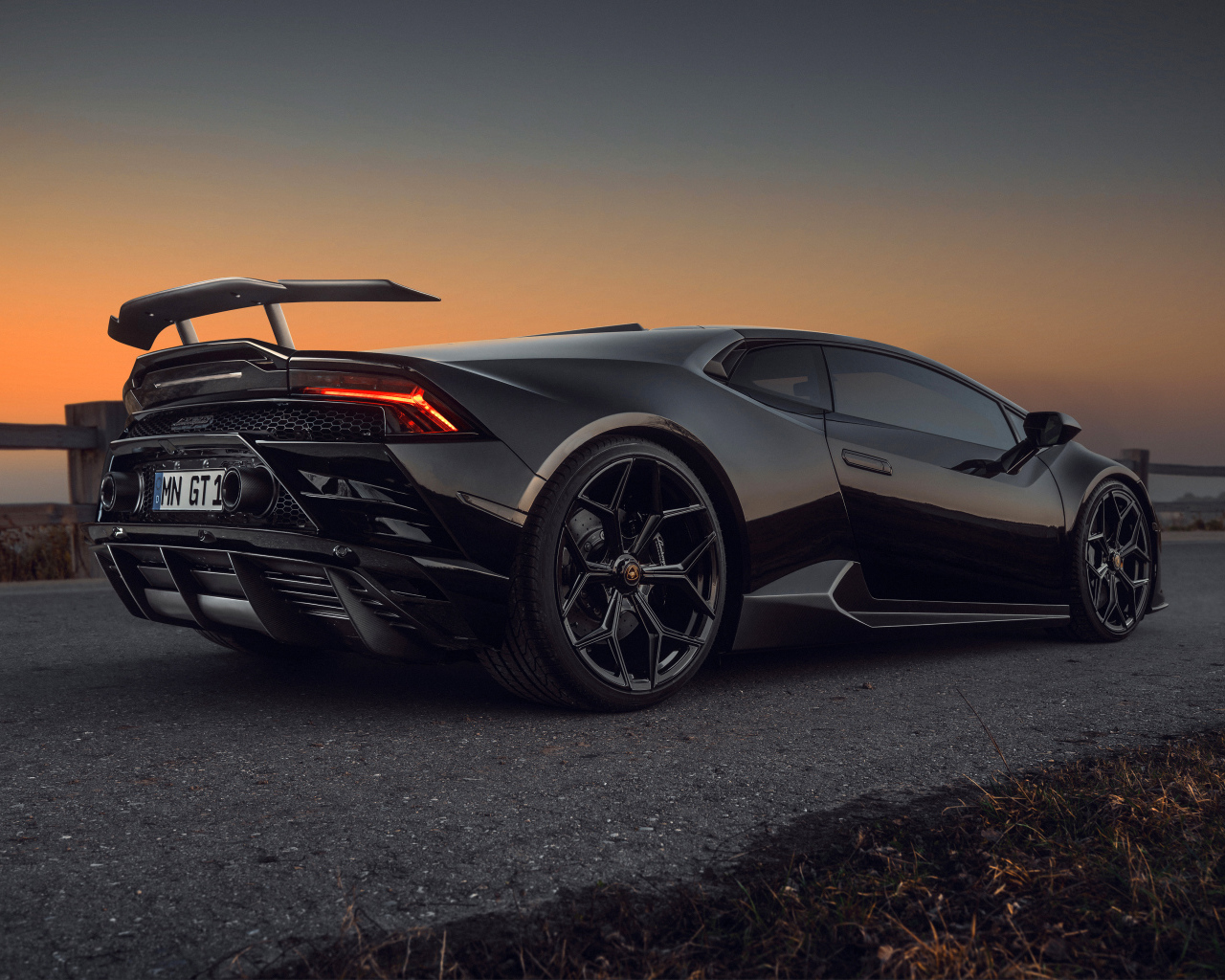 Черный быстрый Lamborghini Huracán EVO RWD 2021 года вид сзади