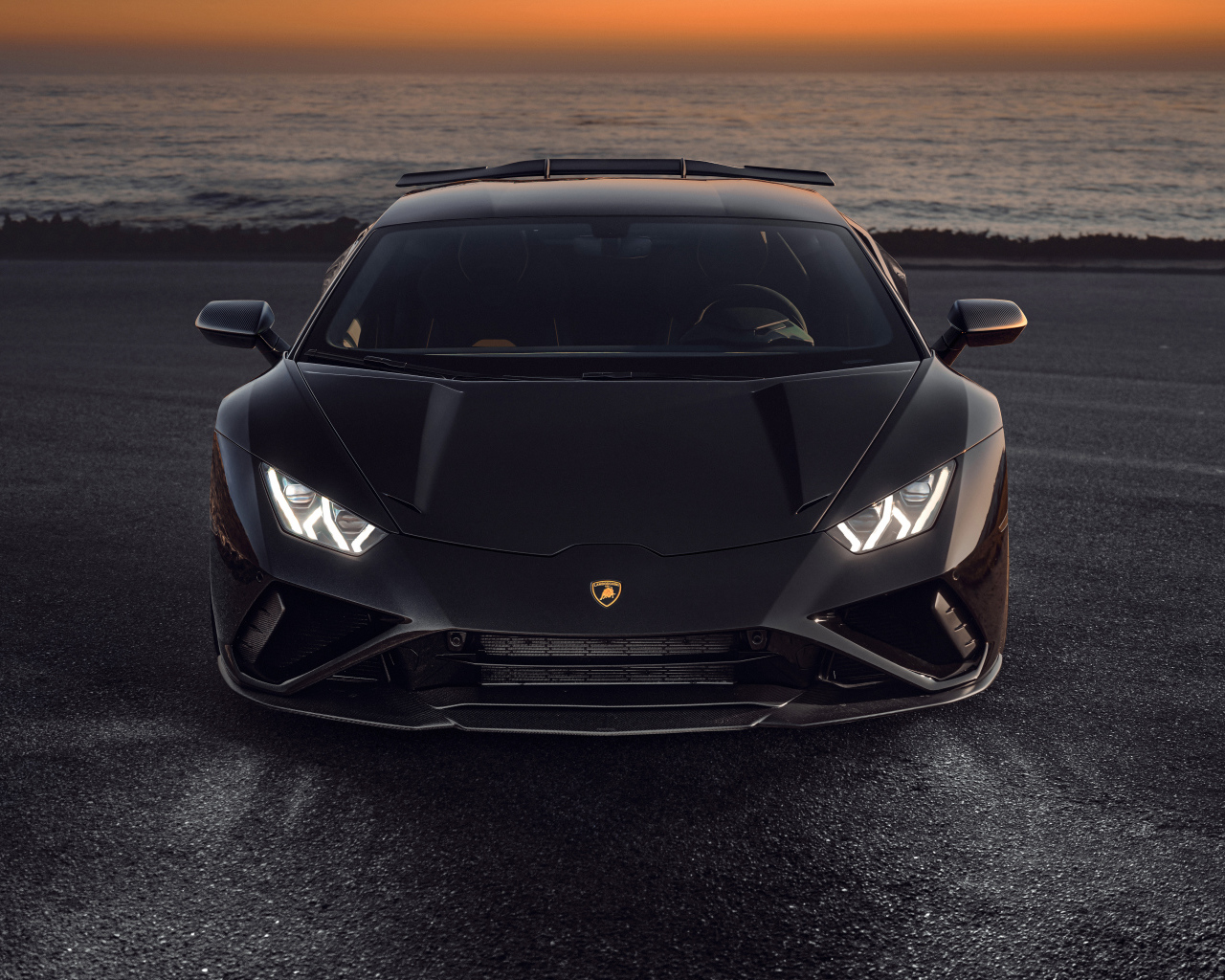 Черный Lamborghini Huracán EVO RWD 2021 года вид спереди