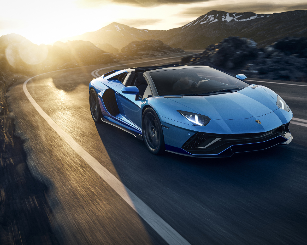 Автомобиль Lamborghini Aventador LP 780-4 Ultimate Roadster 2021 года на закате в горах