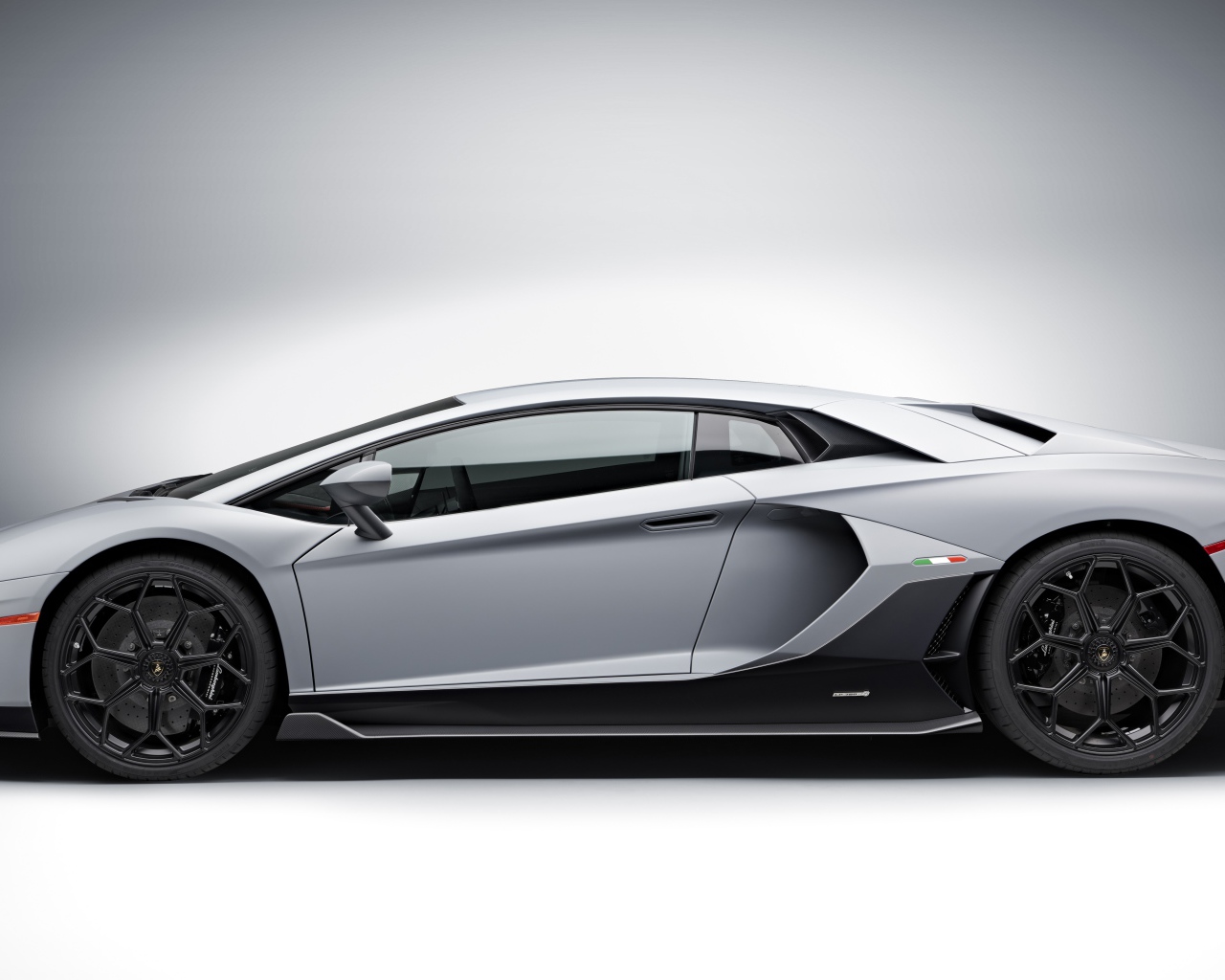 2021 Lamborghini Aventador LP 780-4 Ultimate Silver Side View