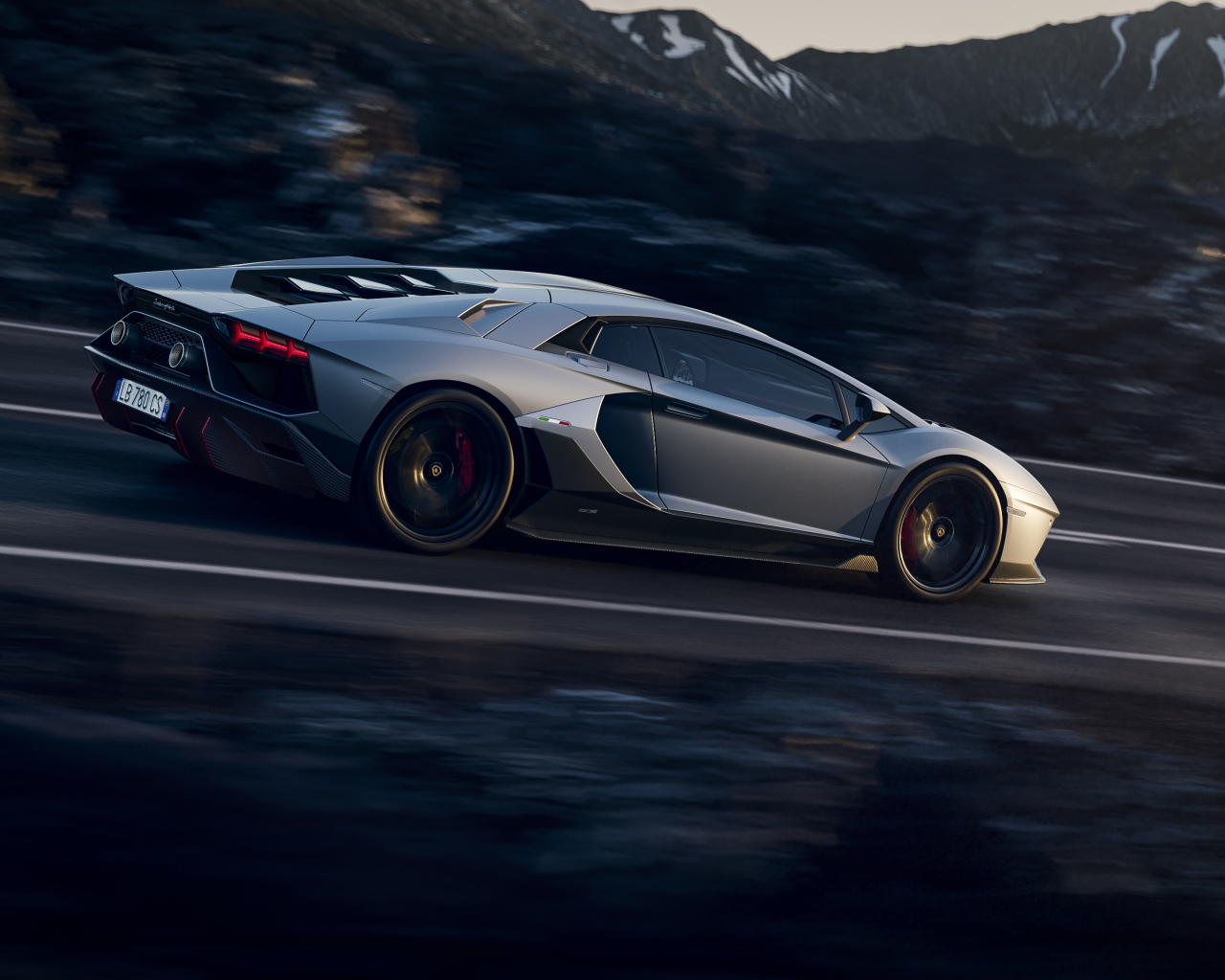 Автомобиль Lamborghini Aventador LP 780-4 Ultimate 2021 года на скорости