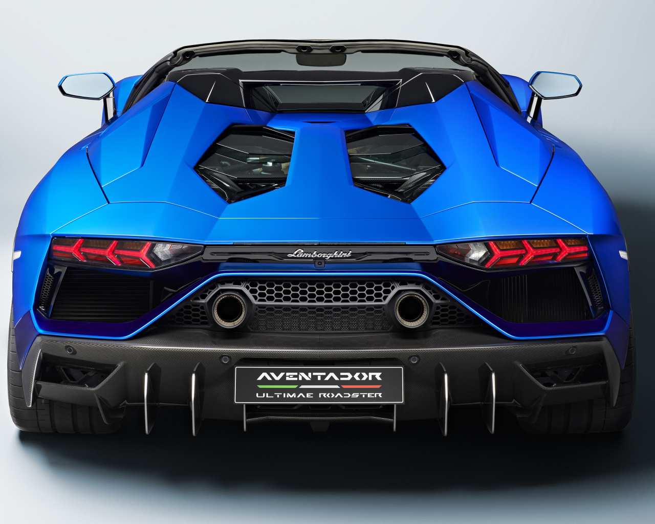 Синий автомобиль Lamborghini Aventador LP 780-4 Ultimate Roadster 2021 года вид сзади