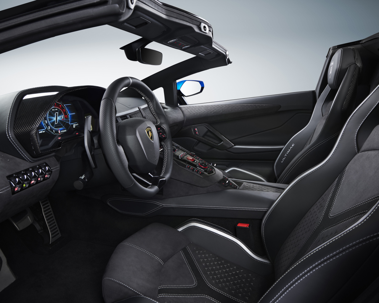 Черный салон автомобиля Lamborghini Aventador LP 780-4 Ultimate 2021 года