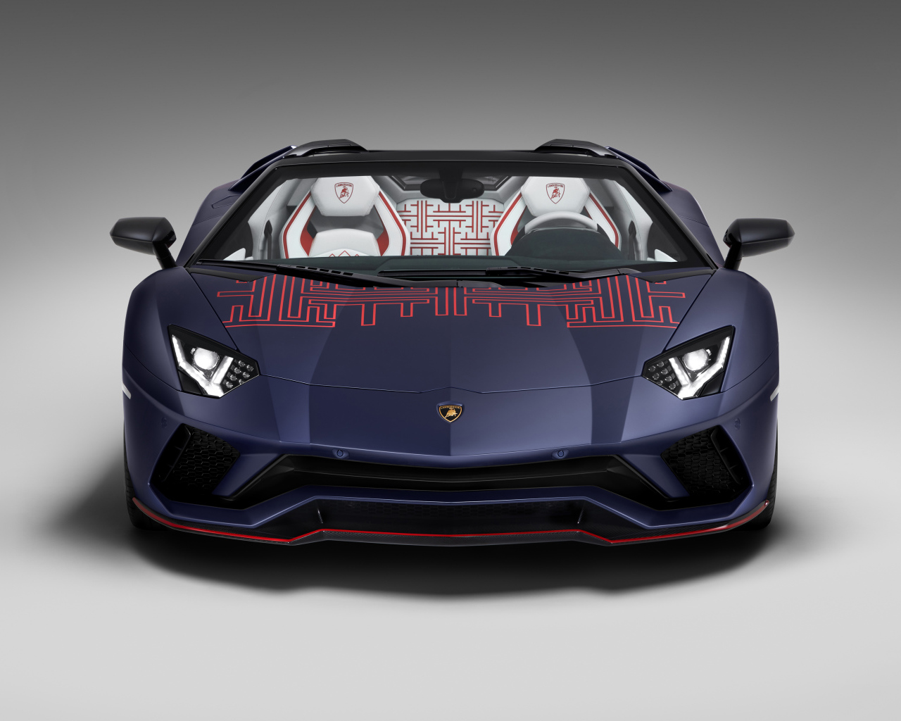 Автомобиль Lamborghini Aventador S, 2021 года вид спереди