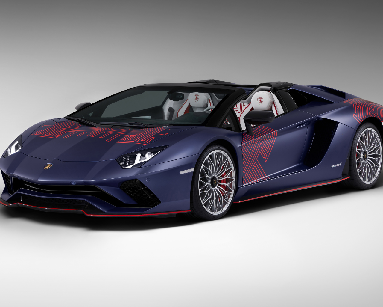 Кабриолет Lamborghini Aventador S, 2021 года на сером фоне