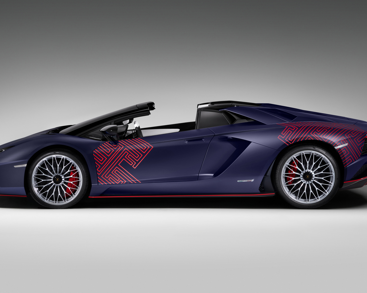 Автомобиль Lamborghini Aventador S, 2021 года вид сбоку