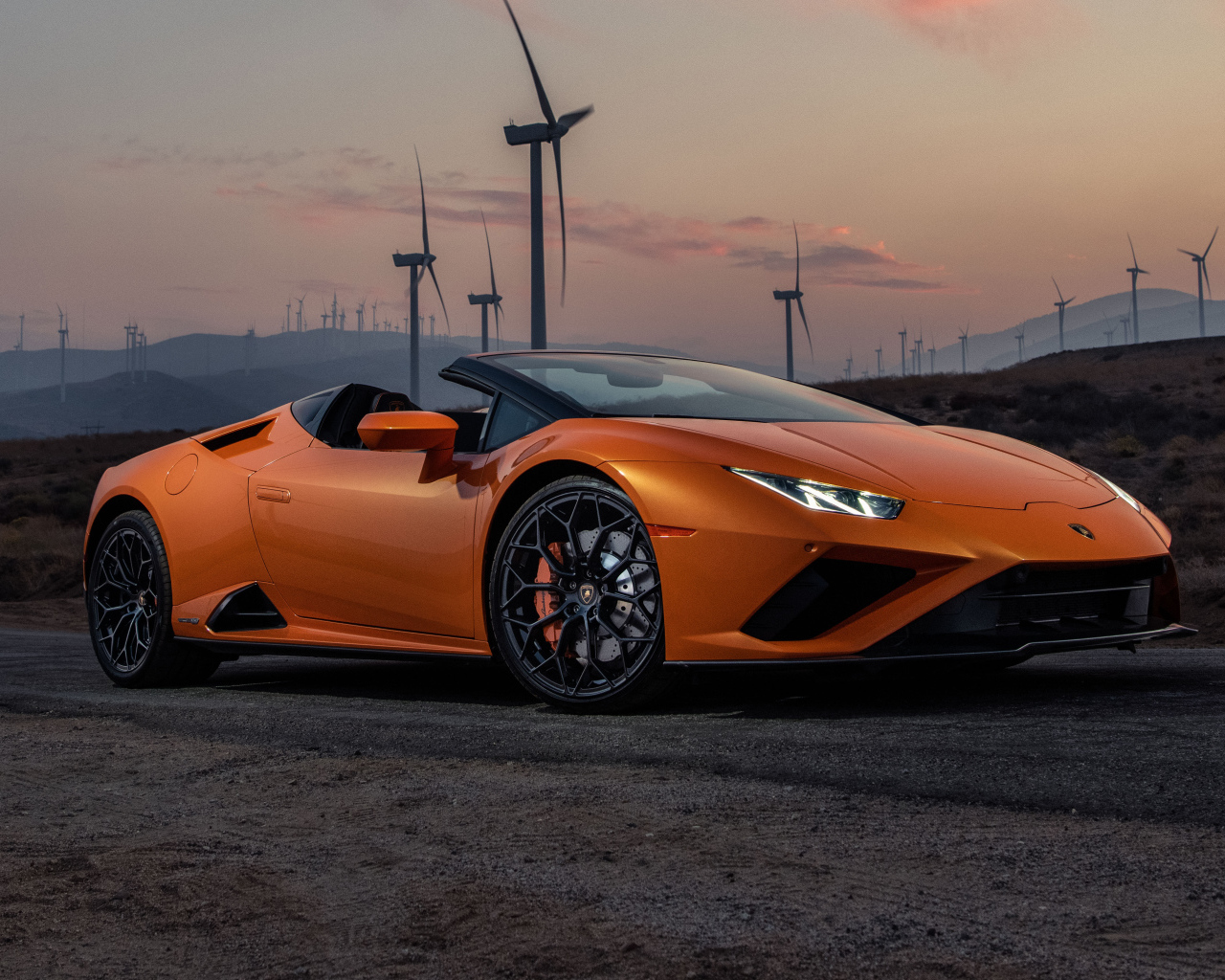 Оранжевый автомобиль Lamborghini Huracán EVO RWD Spyder 2021 года