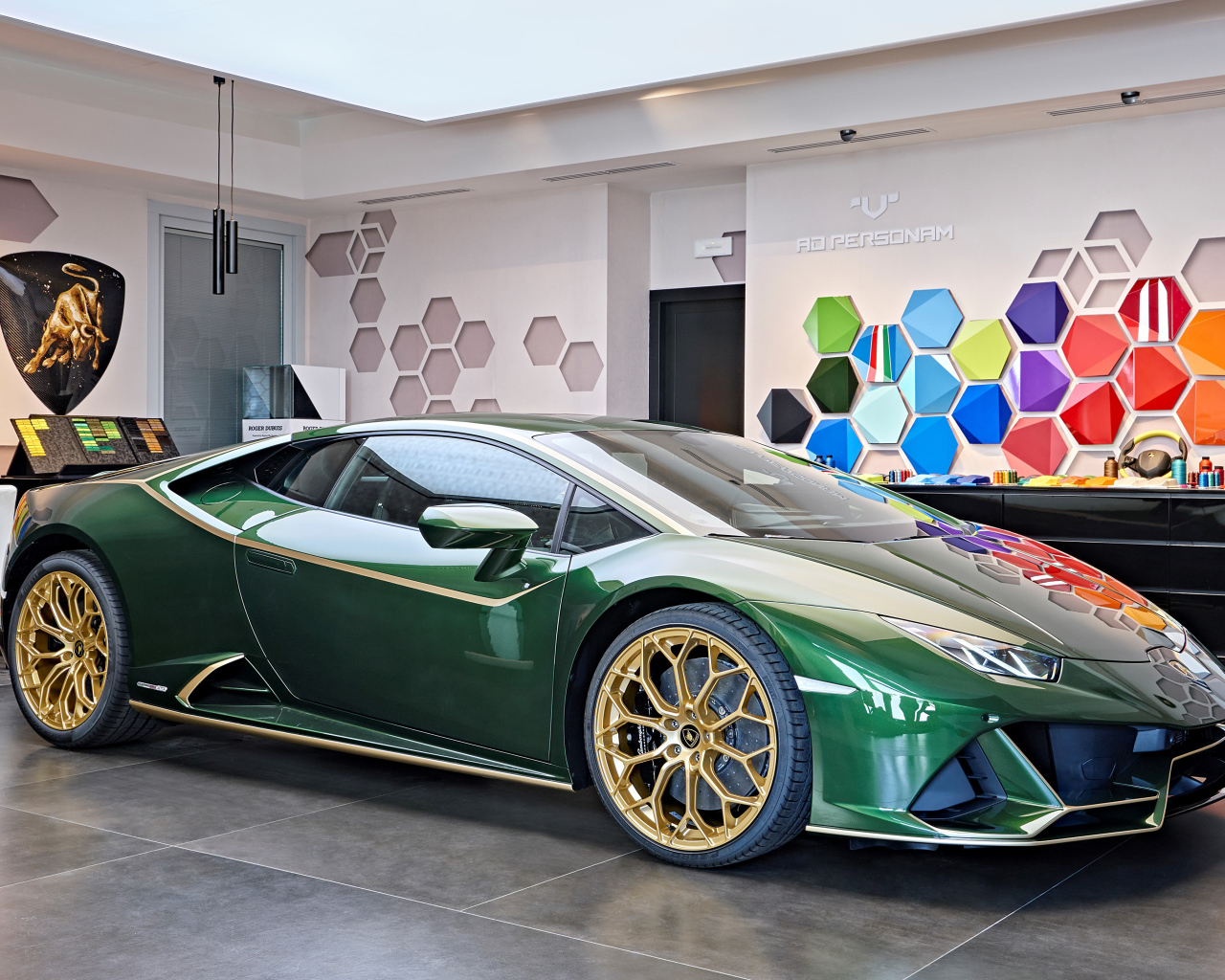 Зеленый автомобиль Lamborghini Huracán 2021 года