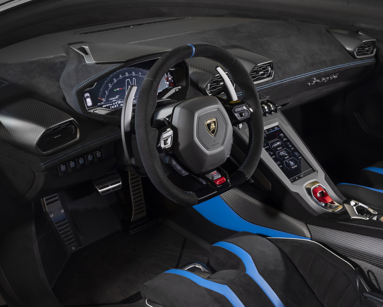 Салон автомобиля Lamborghini Huracán STO 2021 года черного цвета