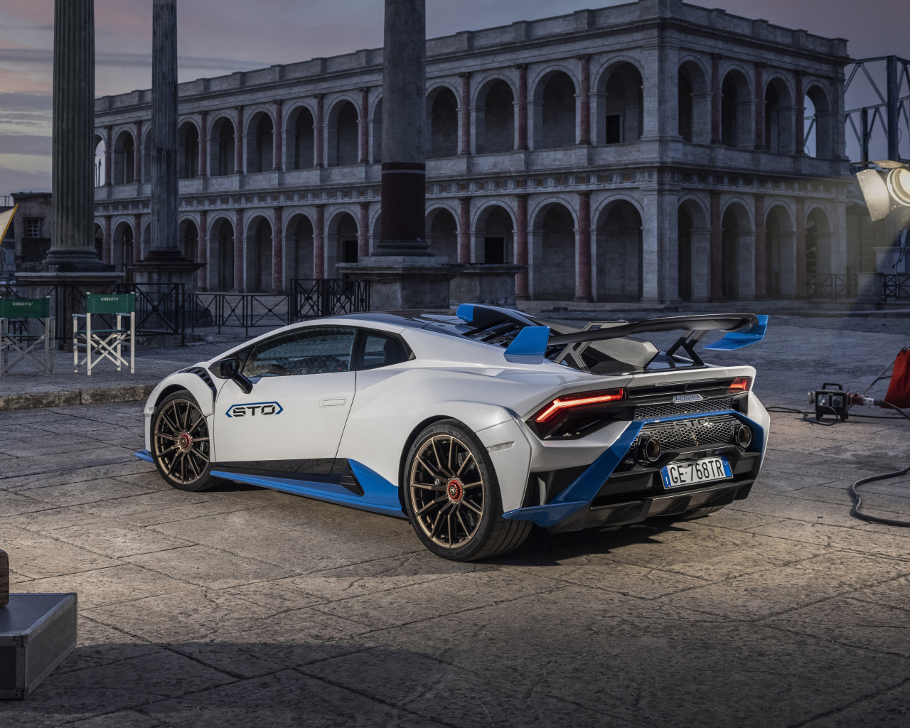 Автомобиль Lamborghini Huracán STO 2021 года вид сзади