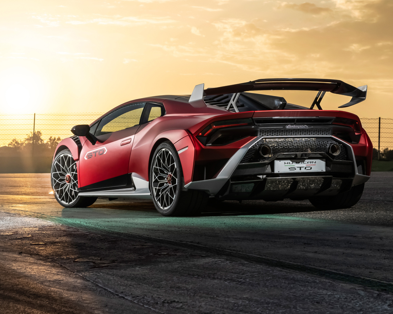 Автомобиль Lamborghini Huracán STO 2021 года вид сзади на закате