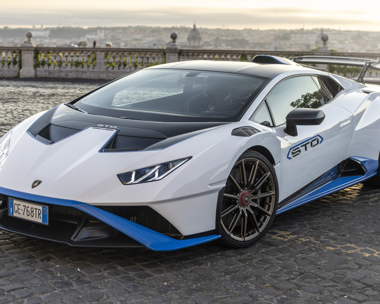 Автомобиль Lamborghini Huracán STO 2021 года крупным планом