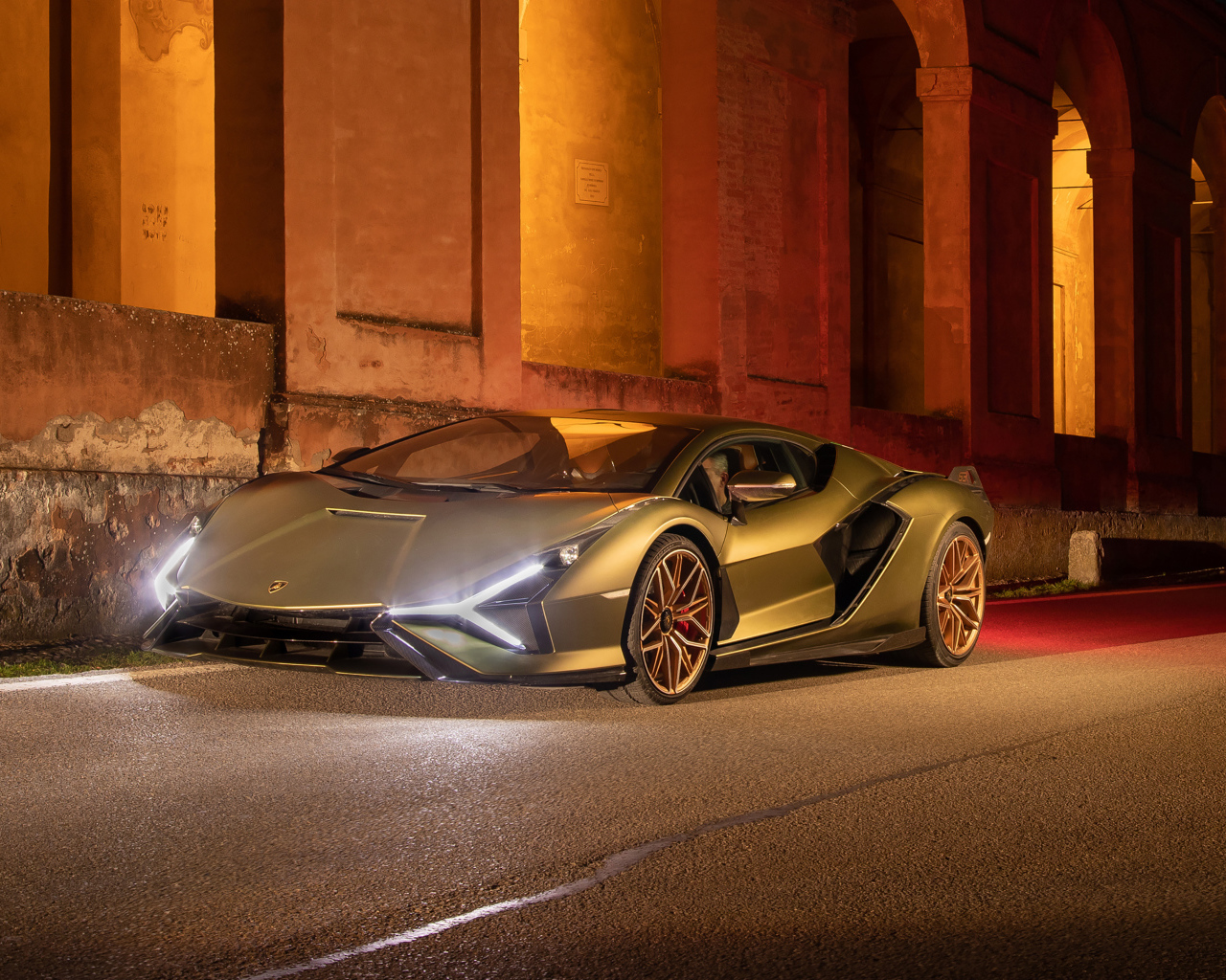 Автомобиль  Lamborghini Sián FKP 37, 2021 года у здания