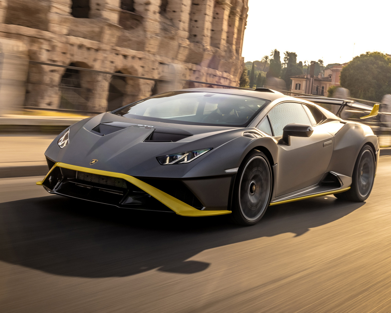 Быстрый черный Lamborghini Huracán STO 2021 года в городе 