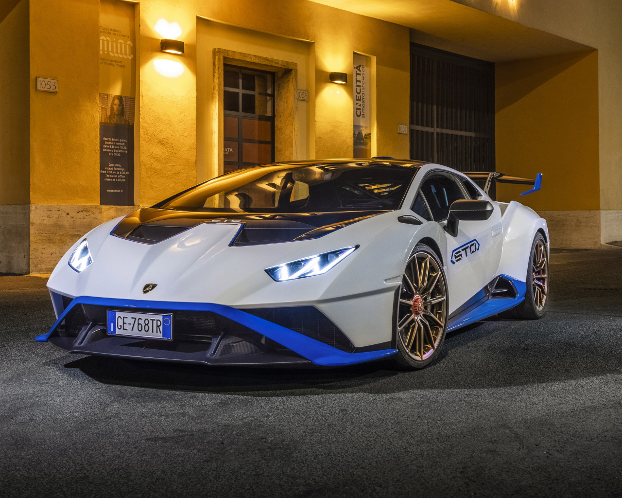 Белый Lamborghini Huracán STO 2021 года у дома ночью