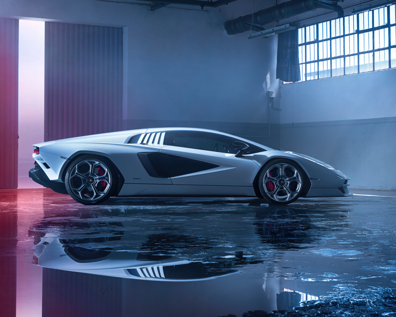 Автомобиль  Lamborghini Countach LPI 800-4,  2022 года в гараже