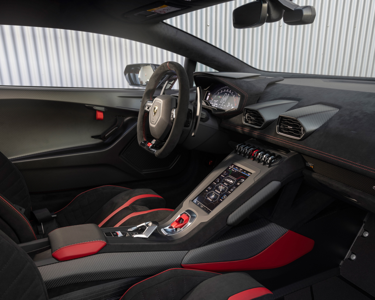 Черный кожаный салон автомобиля Lamborghini Huracán STO 2021