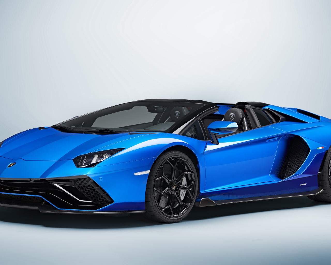 Синий Lamborghini Aventador LP 780-4 Ultimate 2021 года на сером фоне