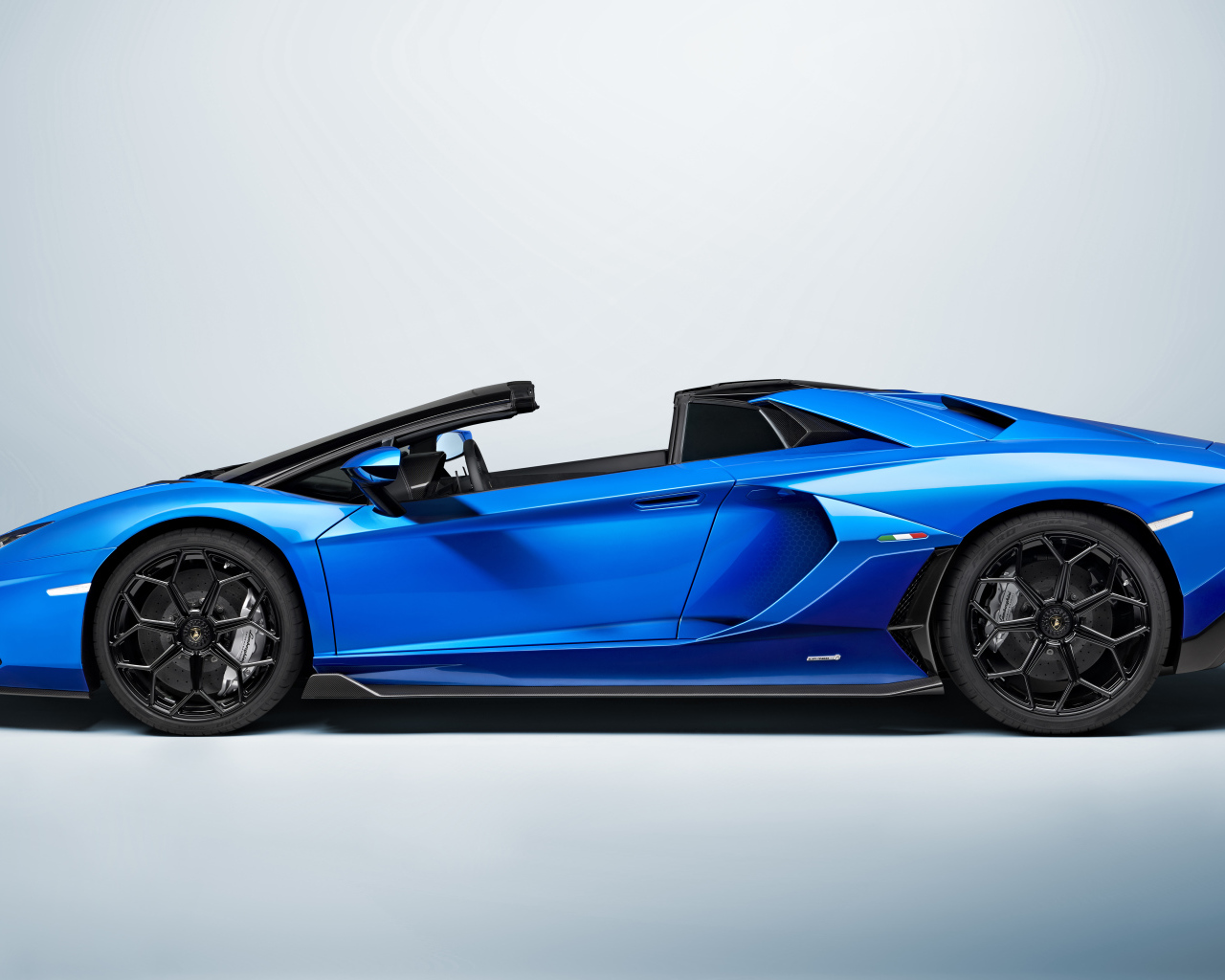 Синий Lamborghini Aventador LP 780-4 Ultimate 2021 года вид сбоку