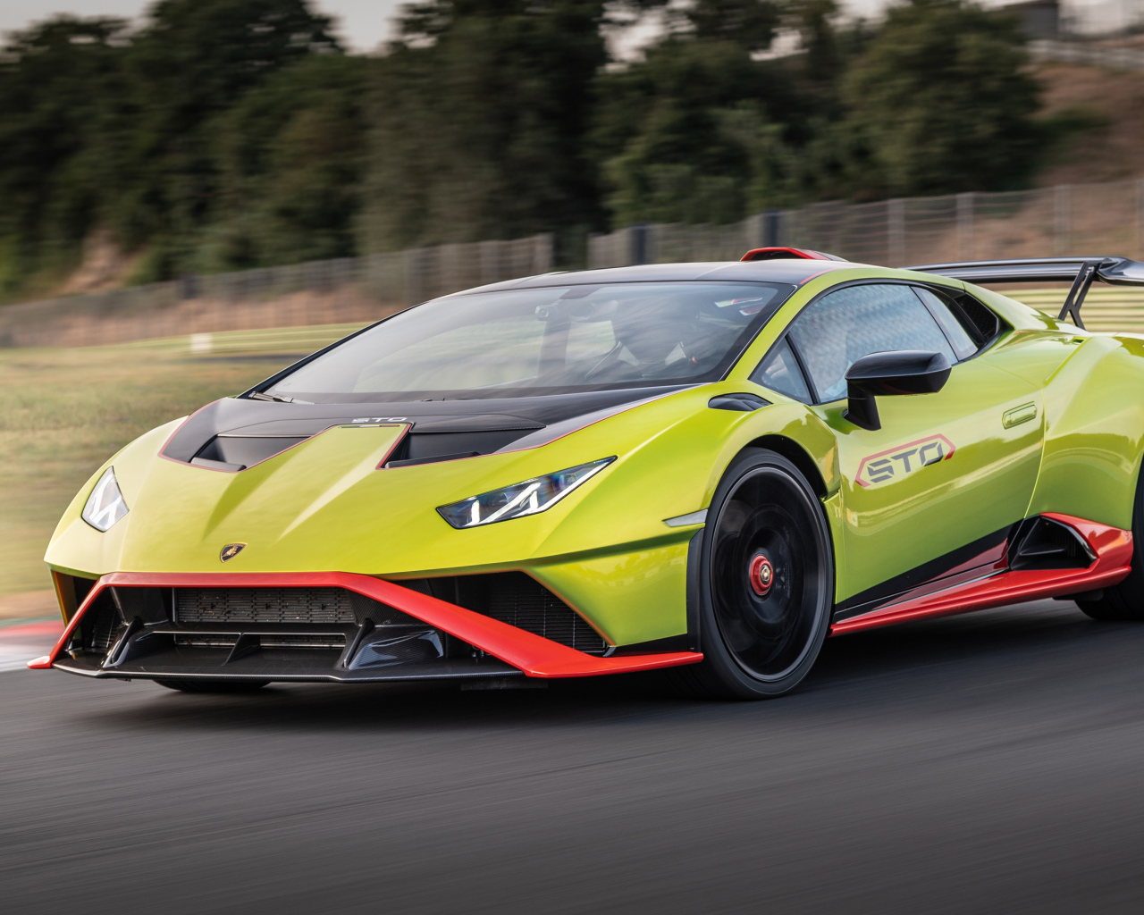 Быстрый Lamborghini Huracán STO 2021 года на трассе