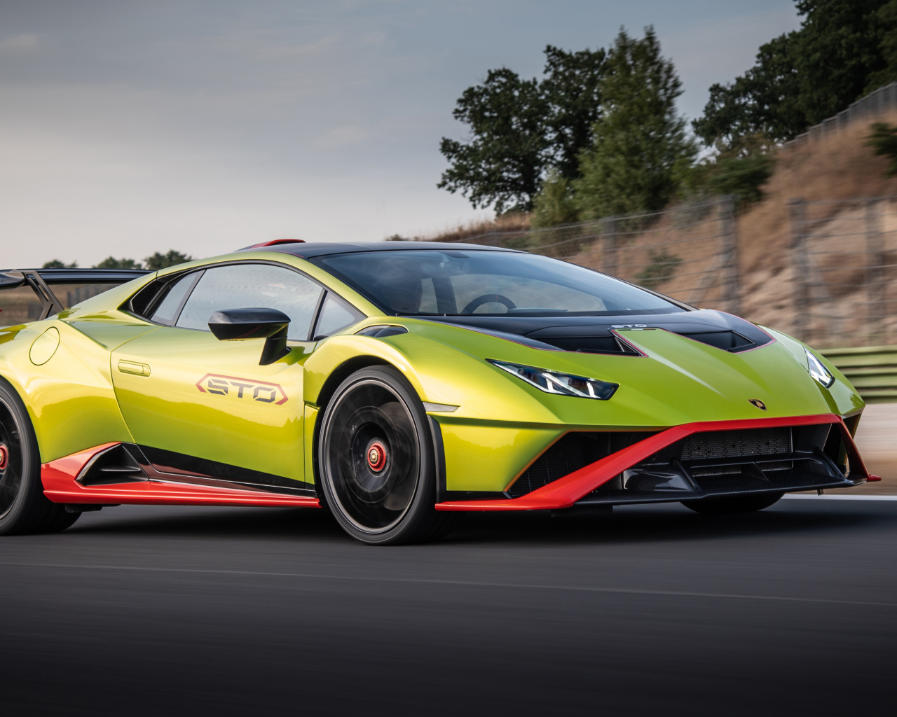 Быстрый автомобиль Lamborghini Huracán STO 2021 года на трассе