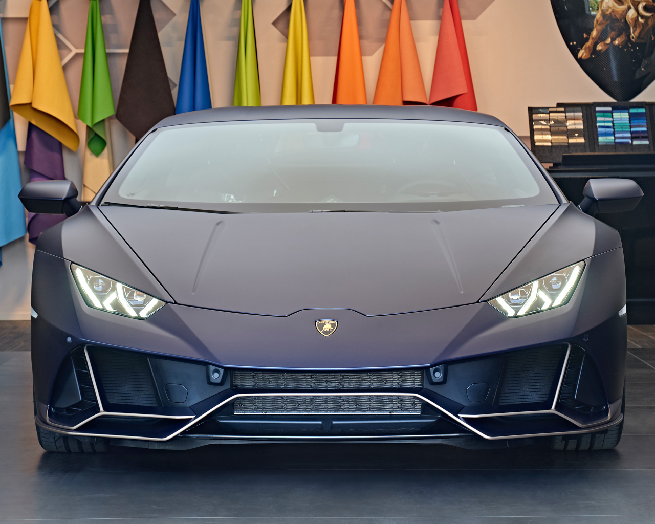 Вид спереди на автомобиль Lamborghini Huracán, 2021 года